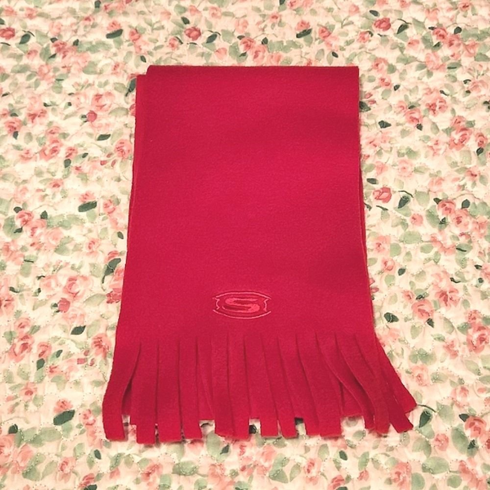 Pair Of Skechers Red & Yukon Fleece By Everitt Black Watch Plaid Fleece Scarves - Picture 2 of 5